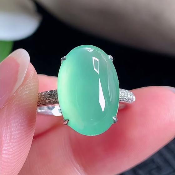 18K金翡翠晴绿蛋面戒指